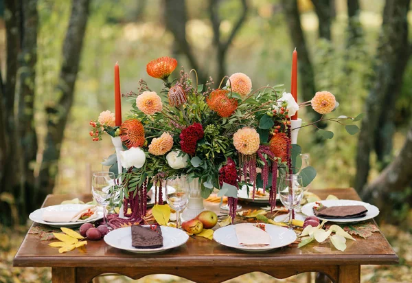 Bahçede düğün yemeği.