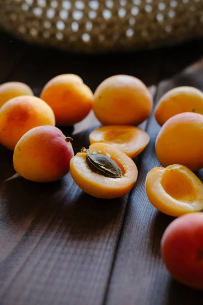 Abricots fraîchement cueillis — Photo