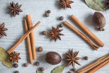 Kuru baharatlar ve baharatlar, yukarıdan karanlık bir arkaplan görünümüne karşı..