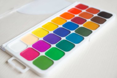 Parlak renkli kalemler, keçeli kalemler, suluboya, plastik boya, çocukların yaratıcılığı için her şey..