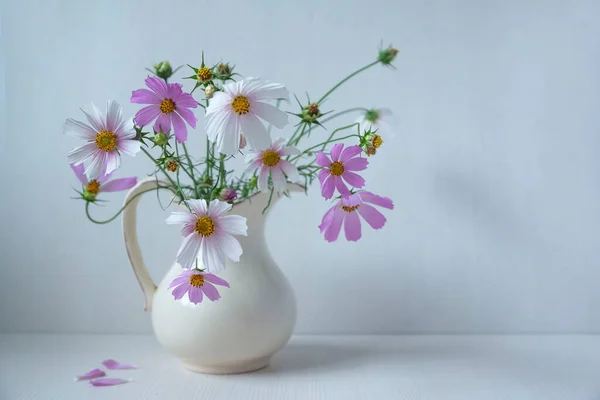 Bouquet Fleurs Fraîches Dans Une Cruche Légère Dans Intérieur Maison — Photo