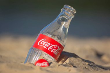 Gomel, Belarus - 2 Eylül 2020: Coca Cola, Fanta, Sprite, Schwepps in cans and bottle, arka planda bir yaz plajında meşrubat.