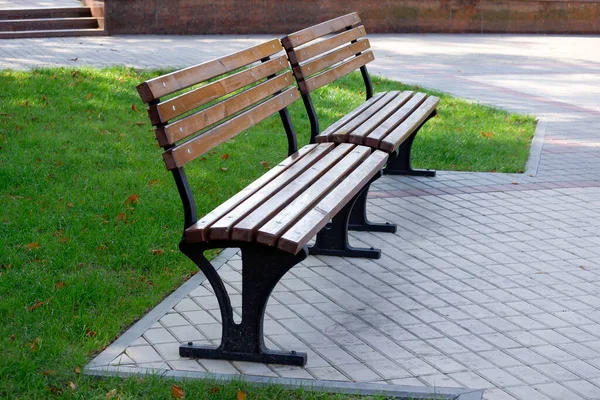 Zwei Holzbänke Auf Zementboden Park — Stockfoto