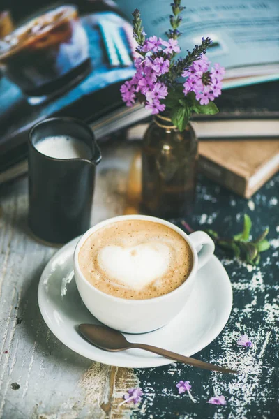 Klasik Köpüklü Cappuccino Kahve Fincan Süt Çiçeklerle Rustik Ahşap Masa — Stok fotoğraf
