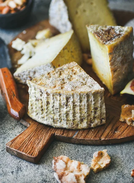 Cheese Platter Cheese Assortment Wooden Board Grey Concrete Background — Stock Photo, Image