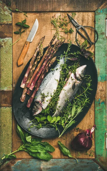Δείπνο Μαγείρεμα Ψαριών Πρώτες Incooked Λαβράκι Βότανα Και Λαχανικά Πέρα — Φωτογραφία Αρχείου
