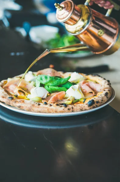 Italienisches Mittagessen Oder Abendessen Frisch Gebackene Pizza Mit Artischocken Geräuchertem — Stockfoto
