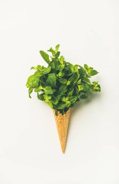 Beyaz arka plan üzerinde taze yaprakları nane ile gözleme tatlı koni