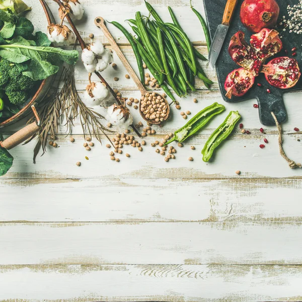 Inverno Vegetariano Comida Vegan Ingredientes Cozinha Sobre Fundo Madeira Branca — Fotografia de Stock