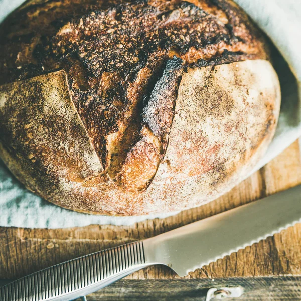 Versgebakken Zuurdesem Brood Rustieke Houten Snijplank — Stockfoto