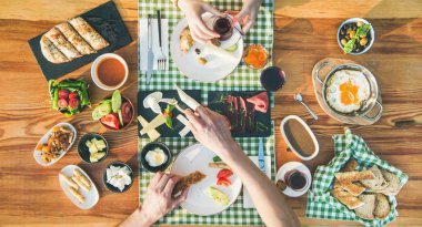 İki Türk kahvaltı yapıyor. İnsanların el ve traditonal Türk mutfağı yemek kahvaltı