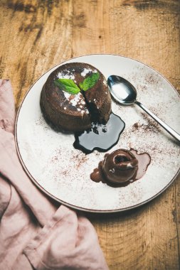 Sıvı dolum ve çikolatalı dondurma üstü ahşap arka plan ile sıcak çikolata sufle tatlı pasta