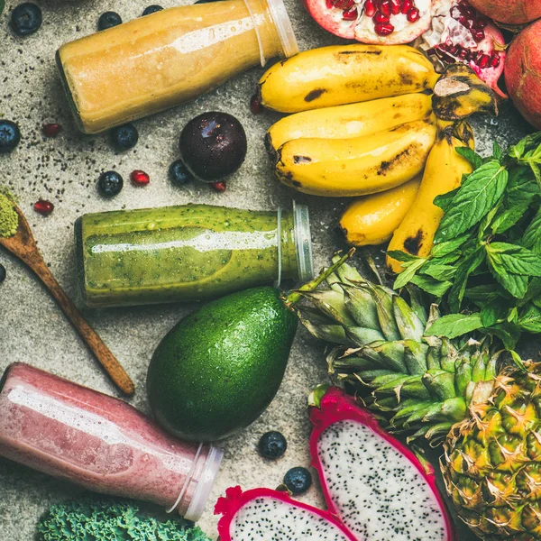 Batidos Coloridos Botellas Con Frutas Verduras Tropicales Frescas Sobre Fondo — Foto de Stock