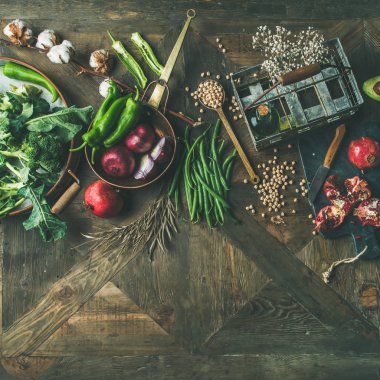 Kış Vejetaryen, vegan gıda malzemeler ahşap arka plan üzerinde pişirme