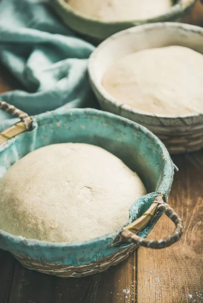 Massa Farinha Para Assar Pão Farinha Trigo Caseiro Cesta — Fotografia de Stock