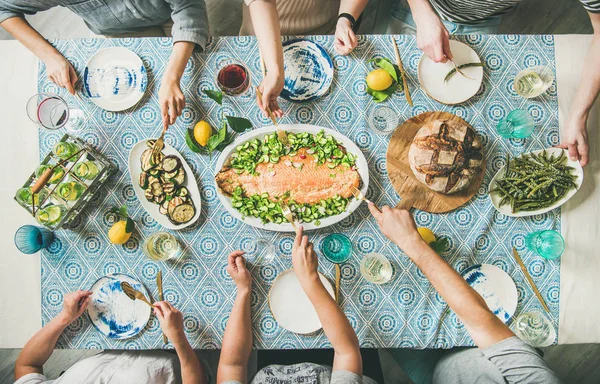 家人或朋友夏季聚会或海鲜晚宴 — 图库照片