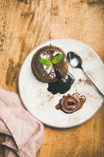 ホット チョコレートのスフレ デザート ケーキ 液体充填 素朴な木製の背景上のチョコレート アイス クリーム — ストック写真