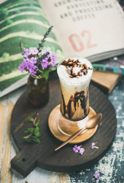 초콜릿 소스와 아이스크림 아이스 보드에 유리에서 — 스톡 사진