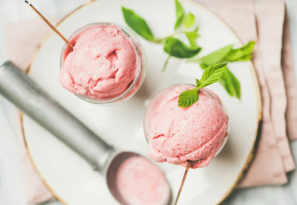 Здоровий Низькокалорійний Літній Десерт Домашнє Полуничне Йогуртове Морозиво Свіжою Ятою — стокове фото