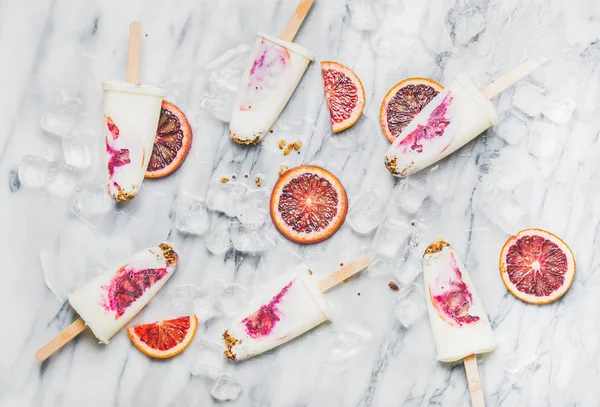 Naranja Sangre Yogurt Paletas Granola Sobre Hielo Sobre Fondo Mármol —  Fotos de Stock