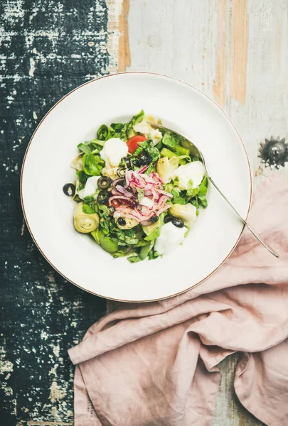 Fresh Green Summer Salad Artichokes Olives Soft Cheese Red Onion — Stock Photo, Image