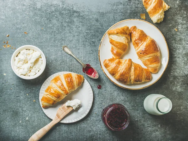 Frisch Gebackene Croissants Mit Himbeermarmelade Frischkäse Und Milch Der Flasche — Stockfoto