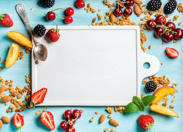 Granola Avena Fruta Bayas Menta Sobre Fondo Azul Con Tablero — Foto de Stock