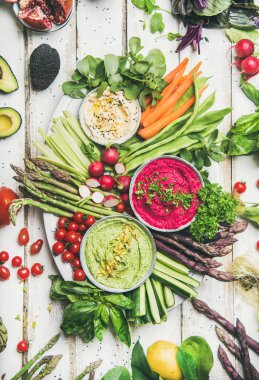 Sağlıklı ham yaz vegan Aperatif plaka beyaz arka plan üzerinde