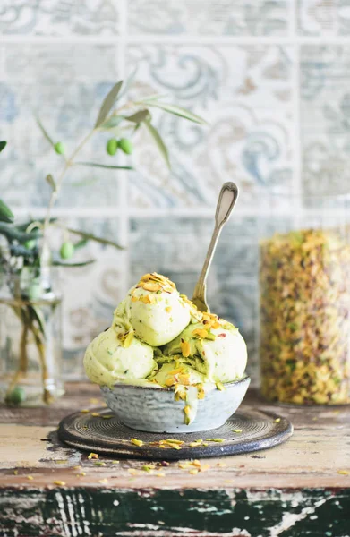 キッチン カウンターに緑のピスタチオ ナッツとピスタチオ アイス クリームのボウル — ストック写真
