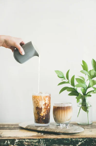 Café Glacé Dans Grands Verres Avec Lait Versé Pichet Main — Photo