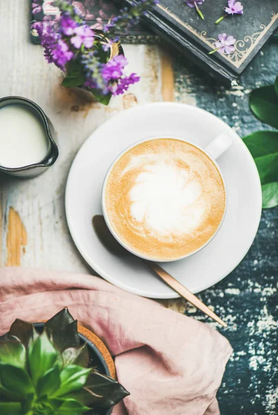 Café Clásico Capuchino Espumoso Taza Con Leche Flores Sobre Fondo —  Fotos de Stock