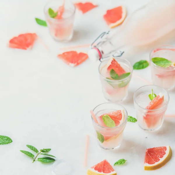 Hideg Frissítő Nyári Alkohol Koktél Friss Grapefruit Menta Jég Üvegek — Stock Fotó