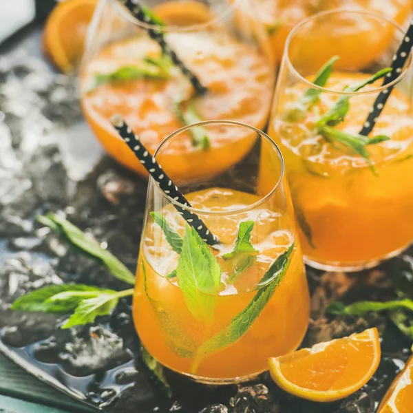 Cocktail Rafraîchissant Agrumes Été Alcoolisé Froid Orange Menthe Poivrée Glace — Photo
