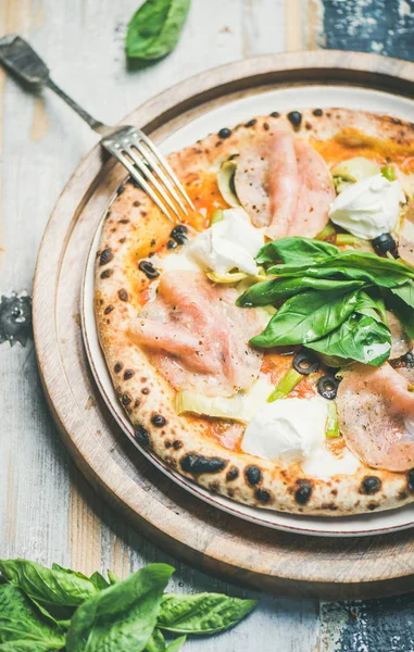 Vers Gebakken Pizza Met Artisjokken Gerookt Turkije Ham Olijven Roomkaas — Stockfoto