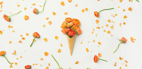 Våffla Söta Kon Med Orange Buttercup Blommor Över Vit Bakgrund — Stockfoto