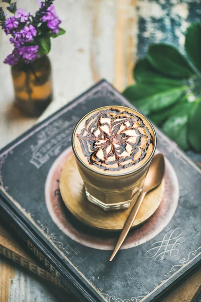 Latte Coffee Chocolate Sauce Pattern Tall Glass Rustic Table Books — Stok Foto