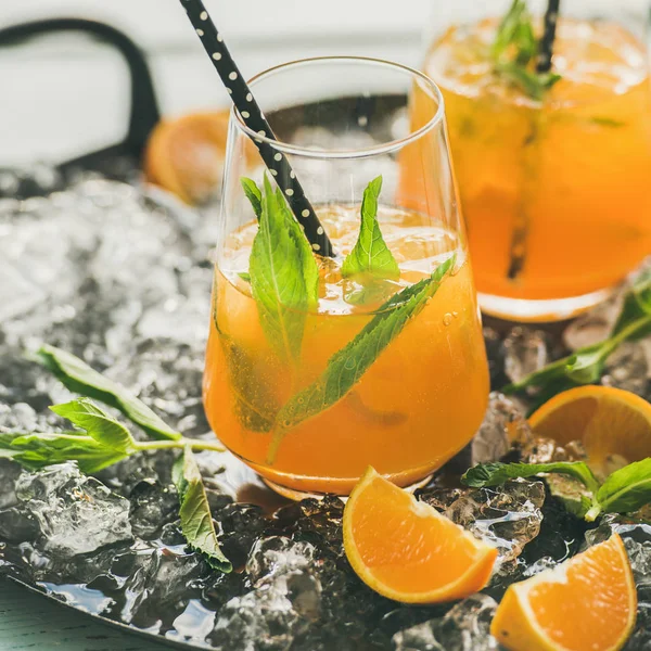 Cocktail Rafraîchissant Agrumes Été Alcoolisé Froid Orange Menthe Poivrée Glace — Photo