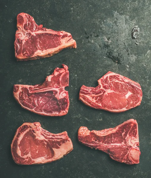 Čerstvé Syrové Hovězí Maso Steak Škrty Nad Černé Kamenné Pozadí — Stock fotografie