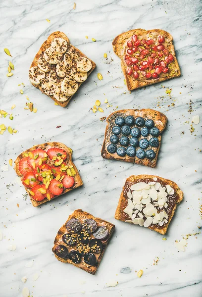 Torradas Grãos Inteiros Vegan Com Frutas Sementes Nozes Manteiga Amendoim — Fotografia de Stock