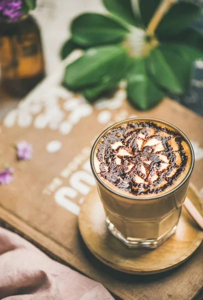 Café Latte Clásico Con Patrón Salsa Chocolate Vaso Alto Sobre —  Fotos de Stock