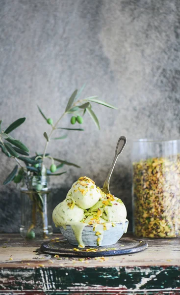 Μπολ Παγωτό Φυστίκι Πράσινα Φυστίκια Αιγίνης Στον Πάγκο Κουζίνας Ξύλινη — Φωτογραφία Αρχείου