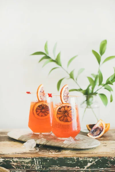 Dois Copos Álcool Italiano Aperol Spritz Coquetel Com Gelo Fatias — Fotografia de Stock