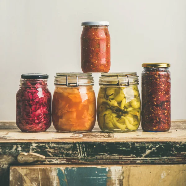 Automne Saisonnier Mariné Fermenté Légumes Colorés Dans Des Pots Sur — Photo