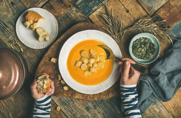 Frauenhände Und Herbstwärmende Kürbiscremesuppe Teller Mit Croutons Und Samen Vor — Stockfoto