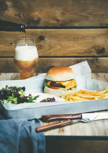 Sığır Eti Yapımı Hamburger Bardak Lager Bira Patates Kızartması Salata — Stok fotoğraf