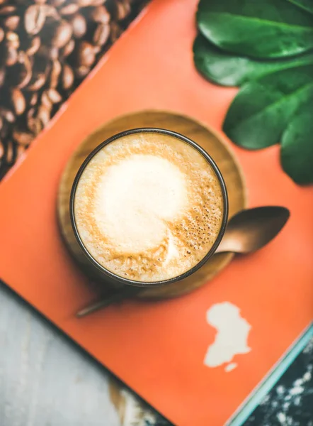 Café Capuchino Vidrio Sobre Mesa Con Fondo Revista —  Fotos de Stock