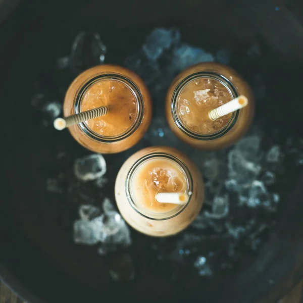 Холодный Чай Льдом Стеклянных Бутылках Молоком Тарелке Темном Деревянном Фоне Стоковое Изображение