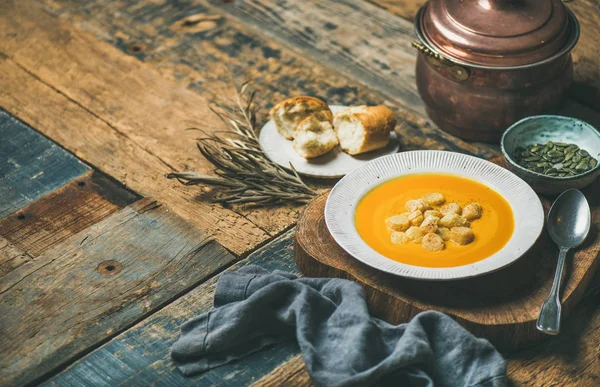 Fall Warming Pumpkin Cream Soup Croutons Seeds Board Rustic Wooden — Stock Photo, Image
