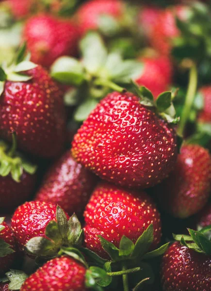 Wet Strawberries Leaves Summer Food Local Market Produce Concept — Stock Photo, Image