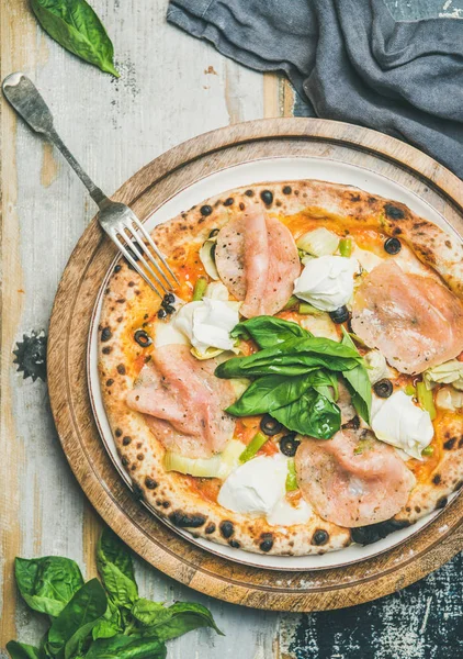 Versgebakken Pizza Met Gerookte Turkije Ham Olijven Artisjokken Roomkaas Bladeren — Stockfoto